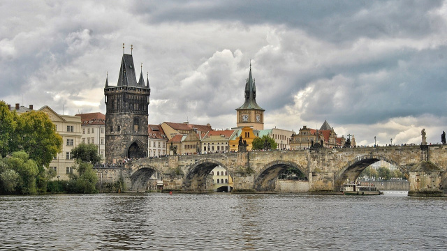 Praga, cruzando historia a través de sus puentes