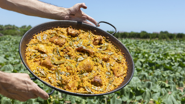 Comida de paella valenciana